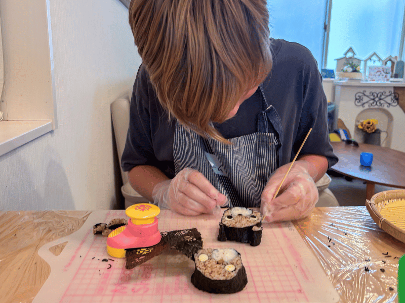 Junge beim Deko-Sushi Workshop in Osaka