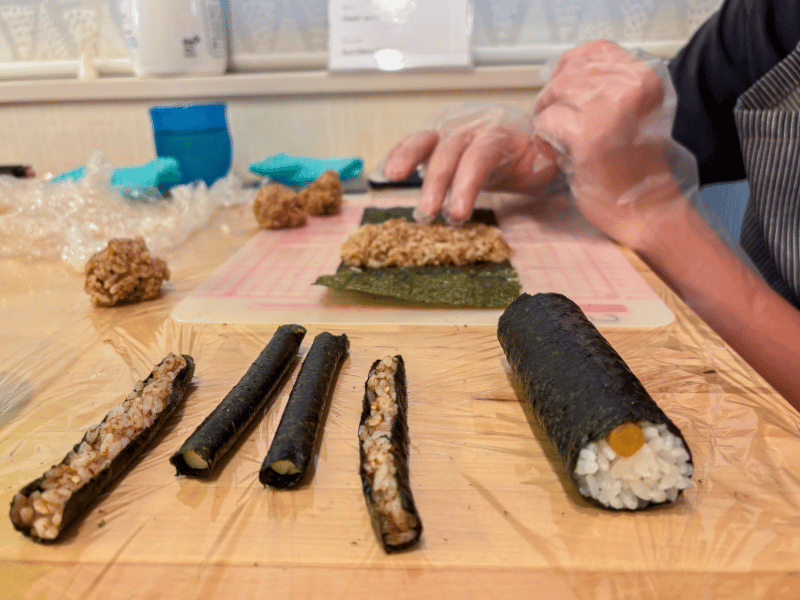 Familie beim Deko-Sushi Workshop in Osaka