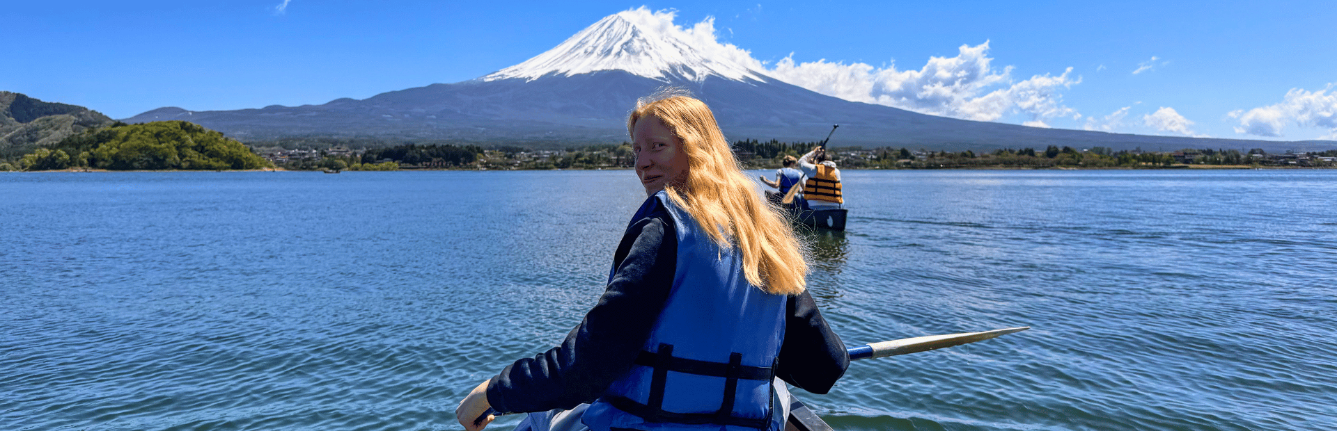 Familie beim Kanufahren in Kawaguchiko mit dem Mt. Fuji im Hintergrund