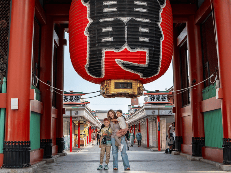 Reisende mit Kindern am Tempel von Asakusa in Tokio