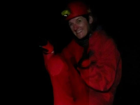 Frau auf Tour im Fuji Lava Wald