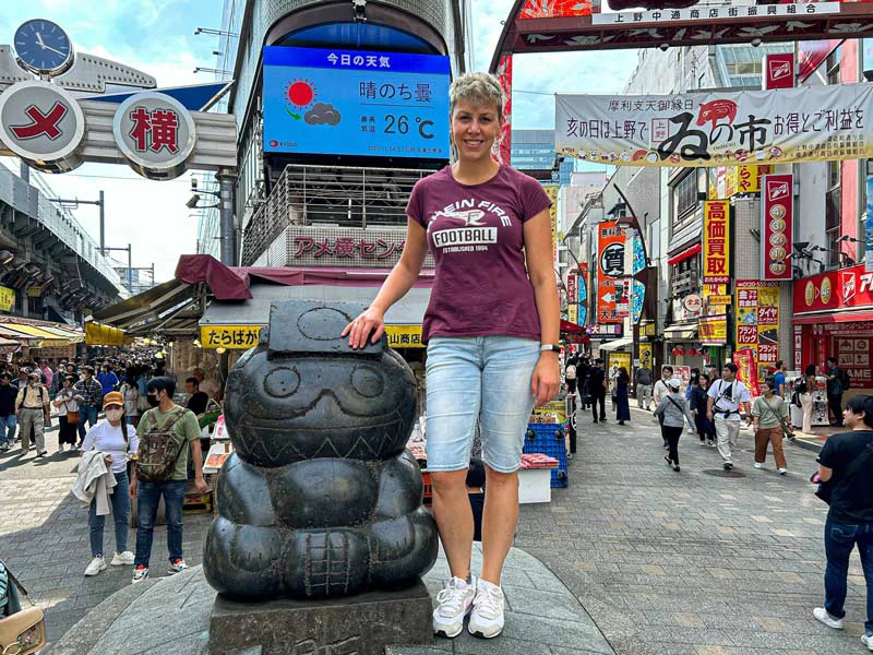 Japan Reisespezialistin Madlen vor einer Animestatue in Osaka