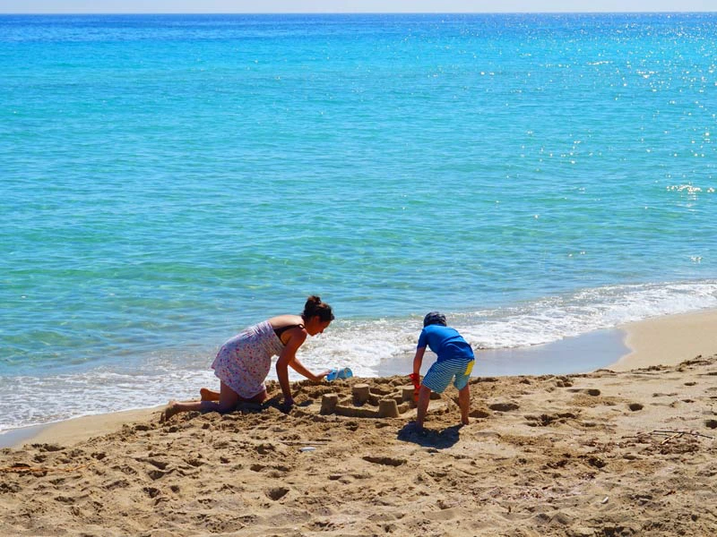 Sandburg bauen am Strand im Japan