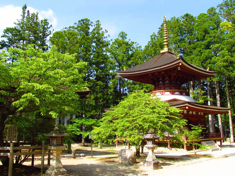 Koyasan Tempel im Wald