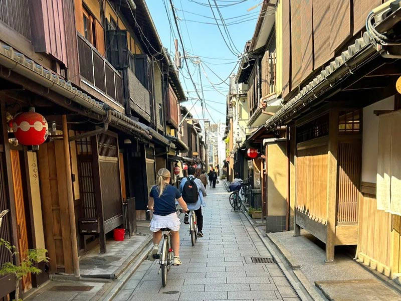 Fahrradtour in den schmalen Gassen von Kyoto mit der Familie