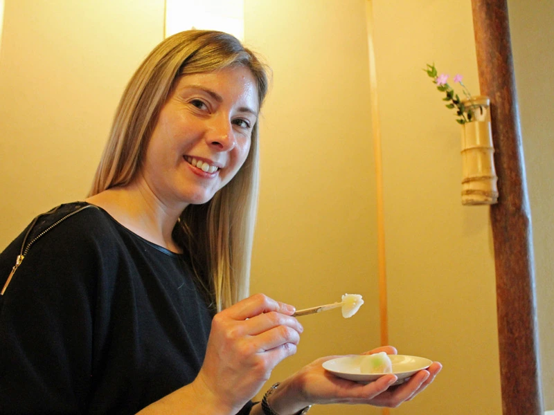 Frau bei Tee-Zeremonie in Kyoto