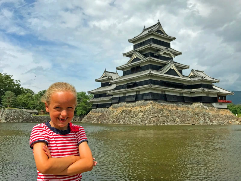 Kind vor der Burg in Matsuyama in Japan