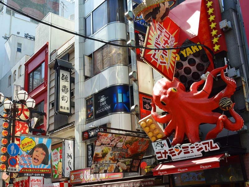 Tintenfisch Reklame in den vollen Straßen Osakas