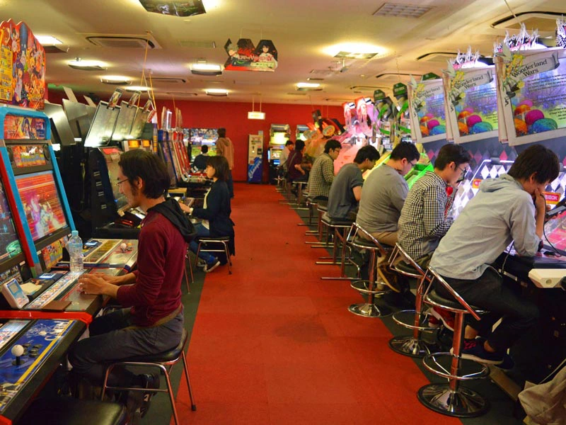 tokio-akihabara-game-menschen