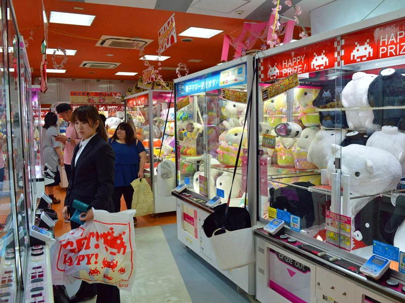 Spielhalle in Tokio mit Automaten