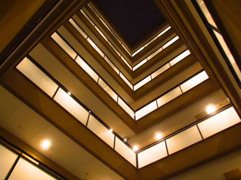 Hotelhof bei Nacht in Tokio