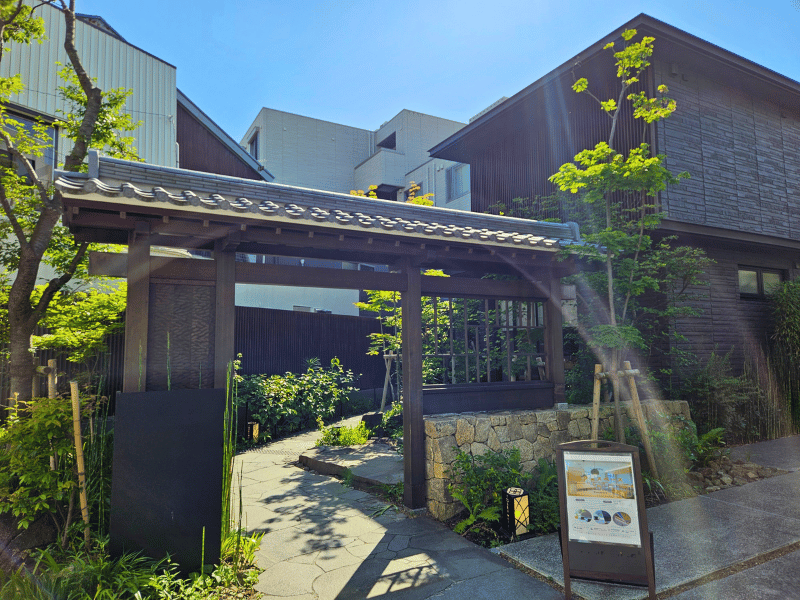 Eingang zum Hotel in Kamakura