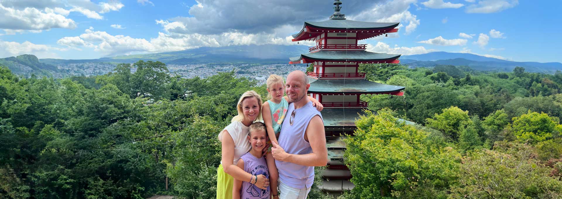Familie vor Pagode am Mount Fuji