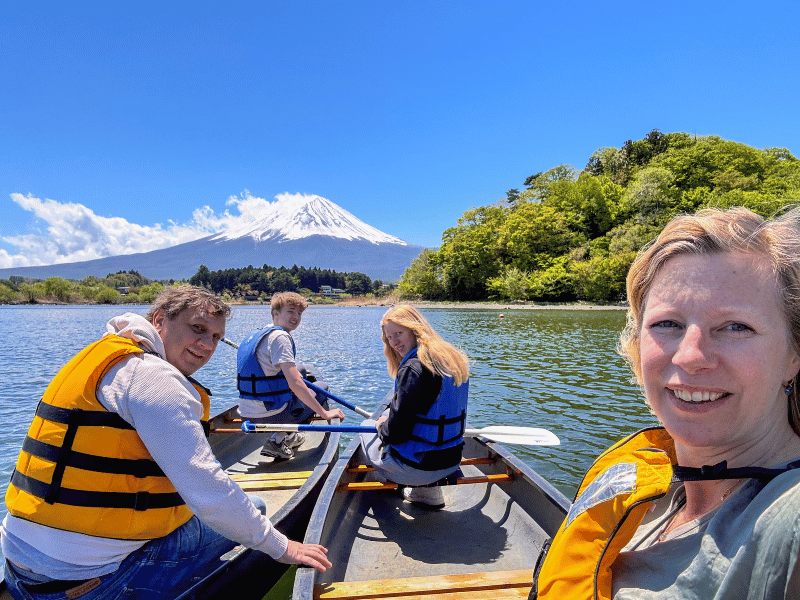 Familie beim Kanufahren in Kawaguchiko mit dem Mt. Fuji im Hintergrund
