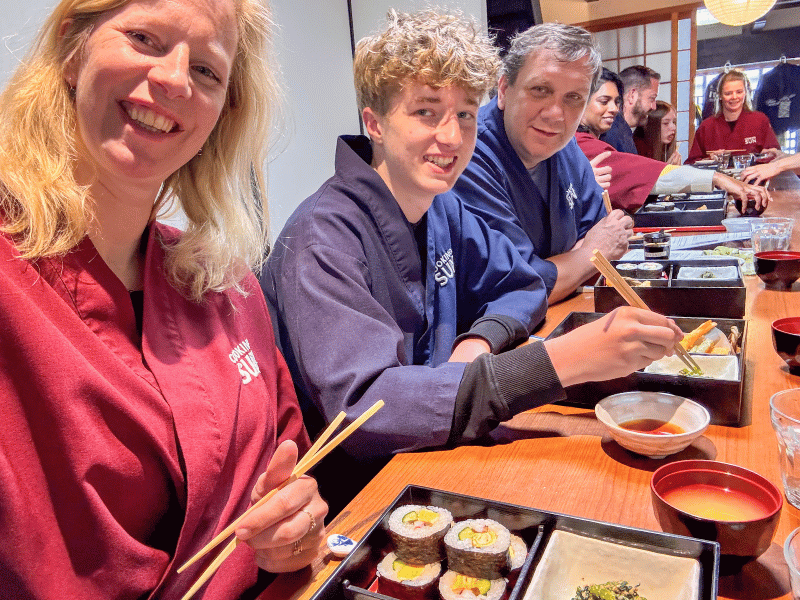 Familie genießt ihre selbst zusammengestellten Bento-Boxen in Kyoto