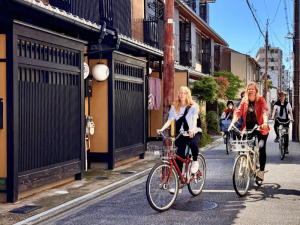 Familie während der Fahrradtour in Kyoto
