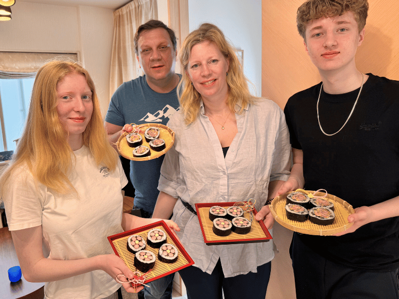 Familie beim Deko-Sushi Workshop in Osaka