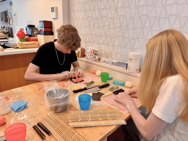 Kinder beim Deko-Sushi Workshop in Osaka
