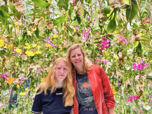 Mutter und Tochter im TeamLab in Tokio