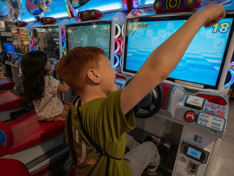 Kinder am Spielautomaten in Japan
