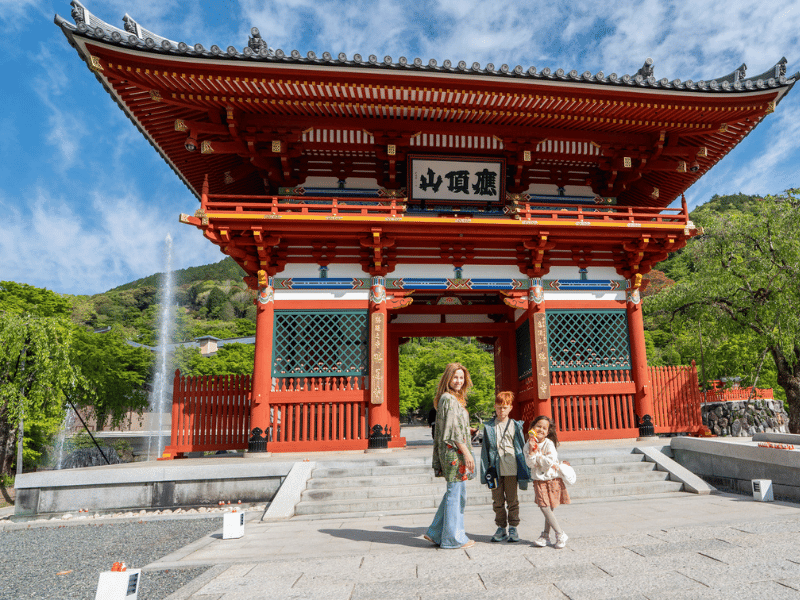 Reisende mit Kindern am Tempel in Osaka