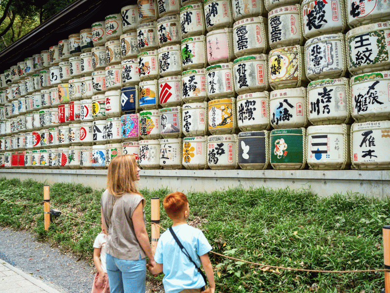 Mutter und Kinder am Meji Schrein in Tokio