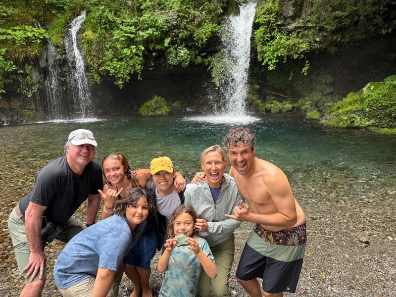 Menschen am Wasserfall nahe des Mt. Fuji