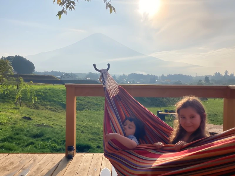 Kinder in der Hängematte beim Glamping