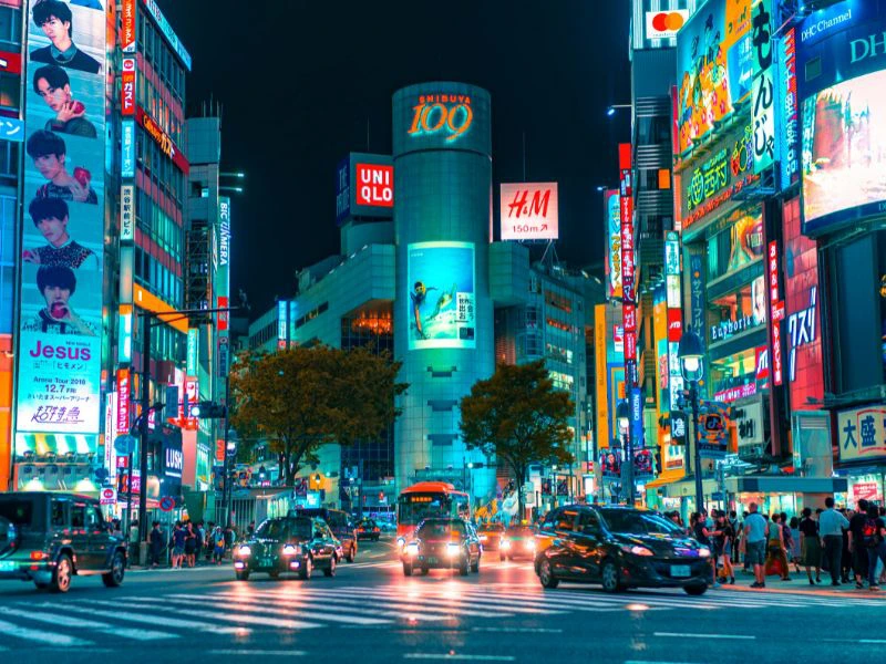 Japanische Metropole bei Nacht