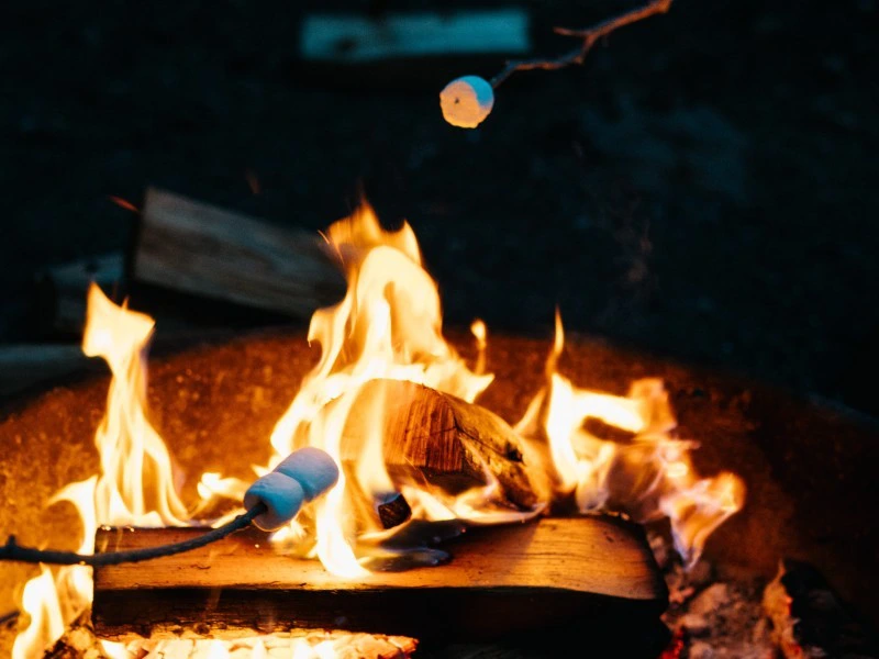 Lagerfeuer beim Campen in Värmland, Schweden