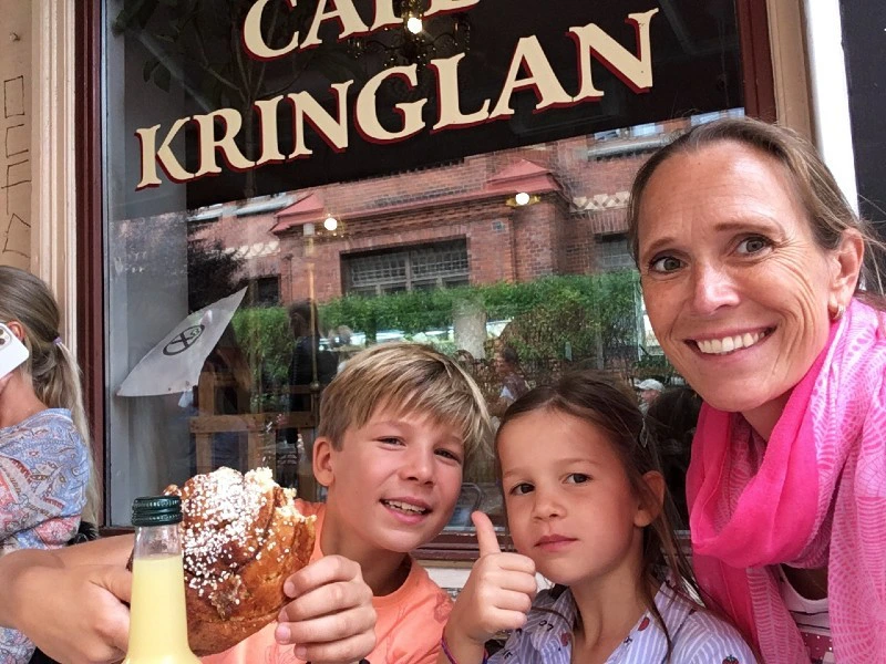 Kaneelbroodje eten in Goteburg
