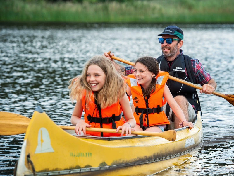 Familie bei einer Kanufahrt in Schweden