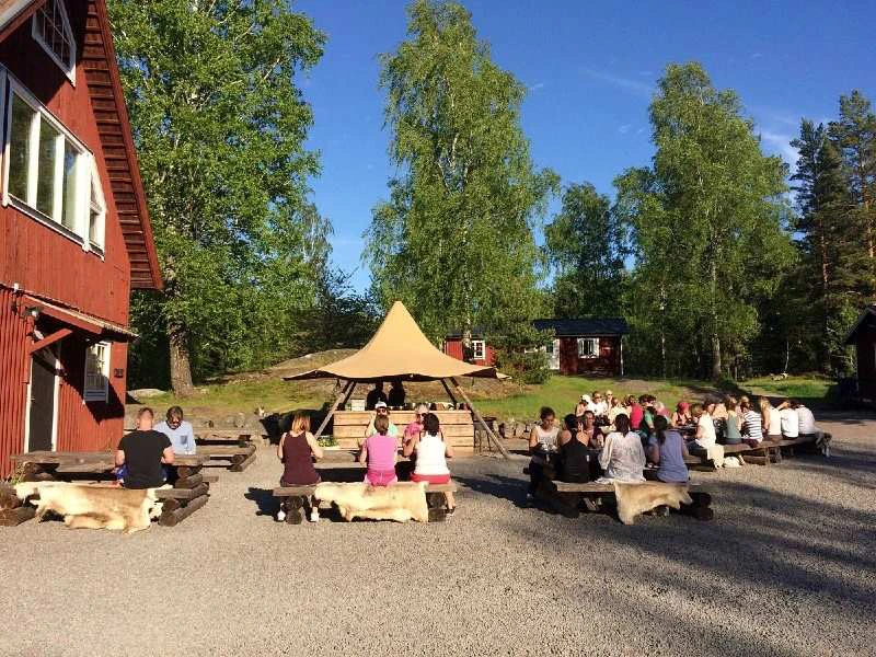 Terrasse der Glamping Unterkunft in Schweden