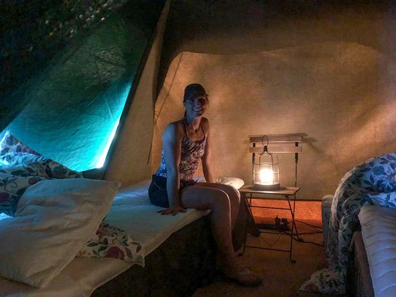 Blick in ein Safarizelt beim Glamping in Schweden