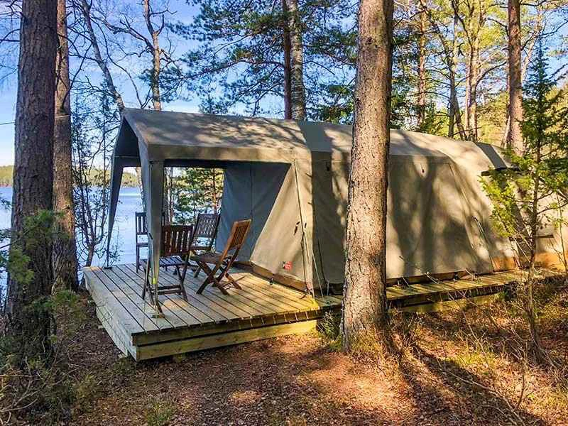Safarizelt beim Glamping im Tiveden Nationalpark in Schweden