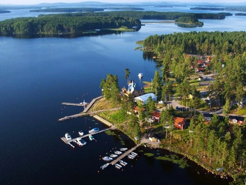 Blick auf den Ferienpark am See in Falun, Schweden