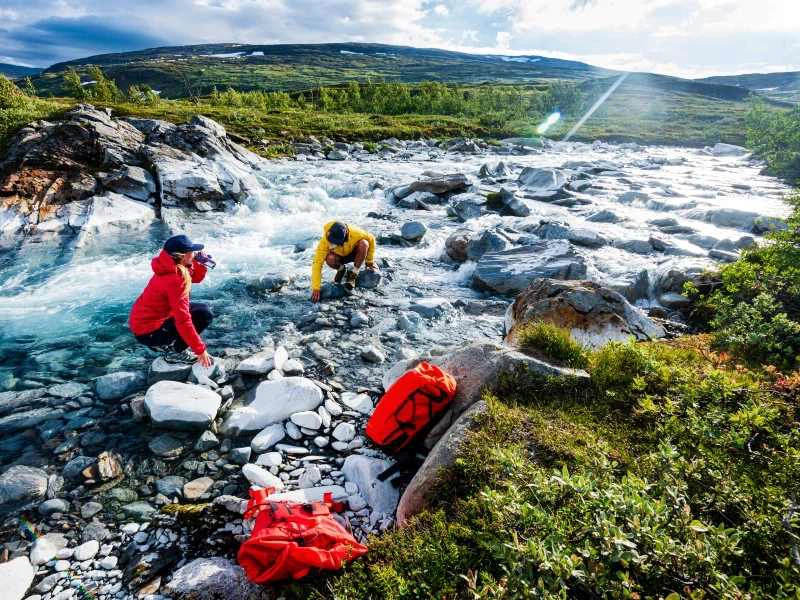 Menschen am Fluss am Sonfjället-Nationalpark in Schweden