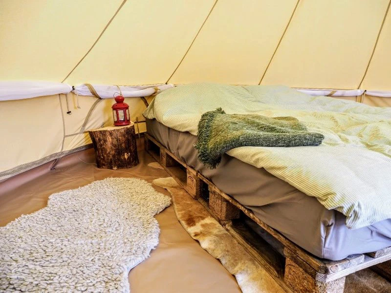 Betten im Glamping-Zelt am Sonfjället-Nationalpark in Schweden