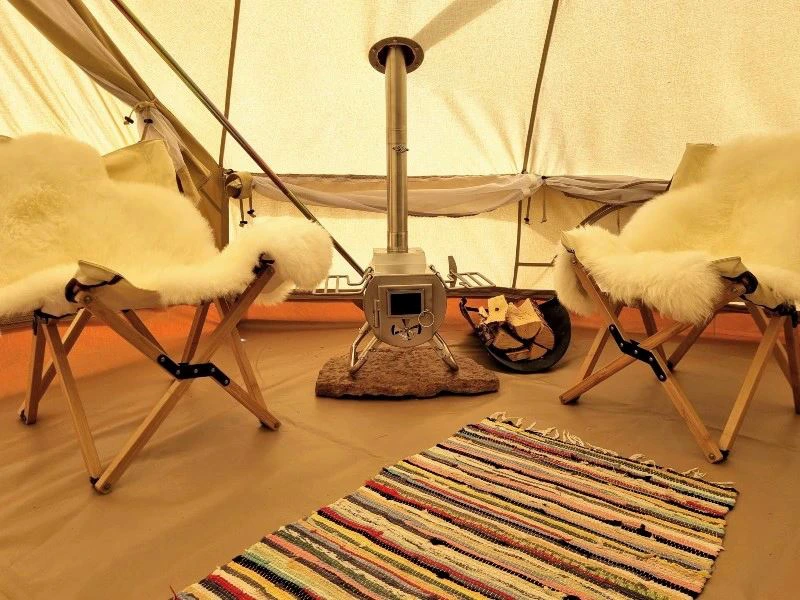 Blick in ein Glamping-Zelt am Sonfjället-Nationalpark in Schweden