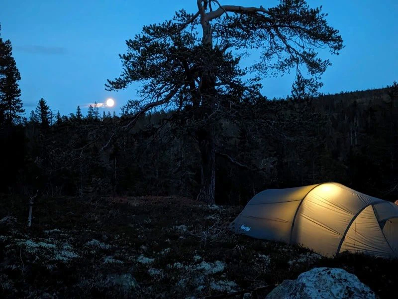 Zelt bei Nacht in Schweden