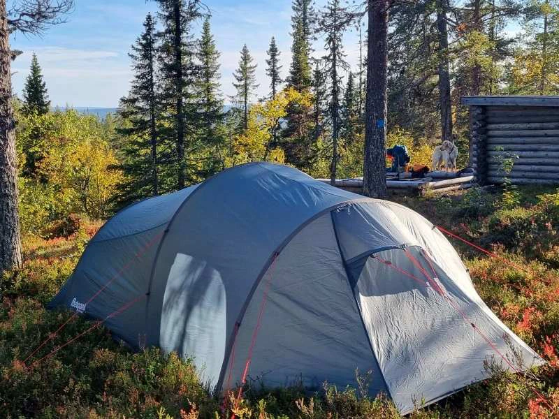 Geräumiges Zelt für das Trekking in Schweden