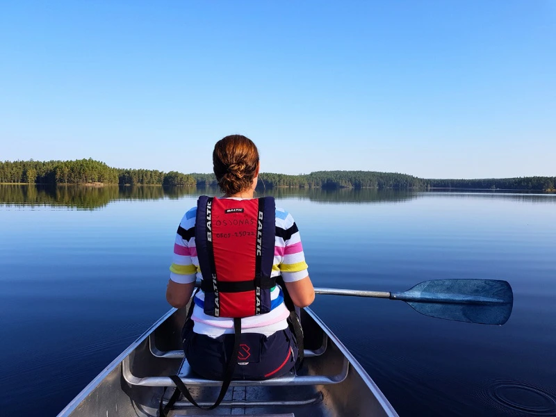 Kanufahren beim Glamping im Tiveden Nationalpark, Schweden
