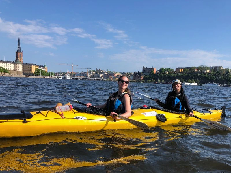 Reisende im Kajak in Stockholm, Schweden