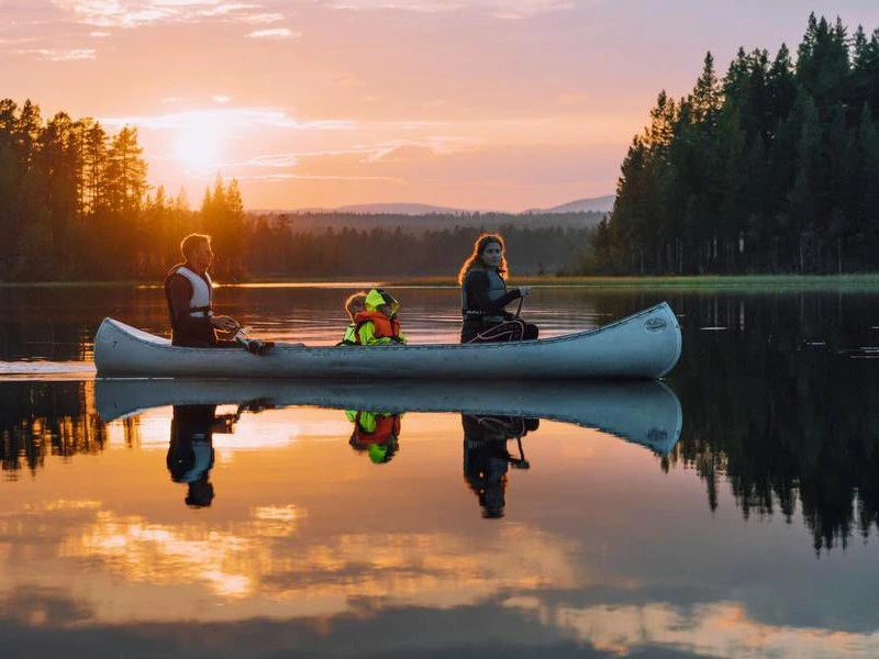 Kanufahren in der Abendsonne in Schweden