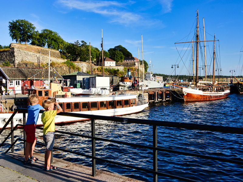 Kinder am Hafen von Oslo