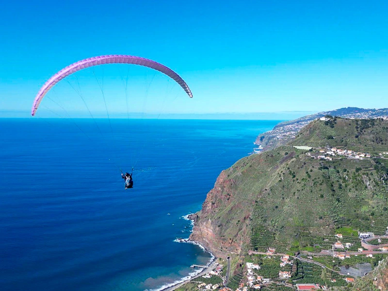 Paragliden bei Klippen auf Madeira