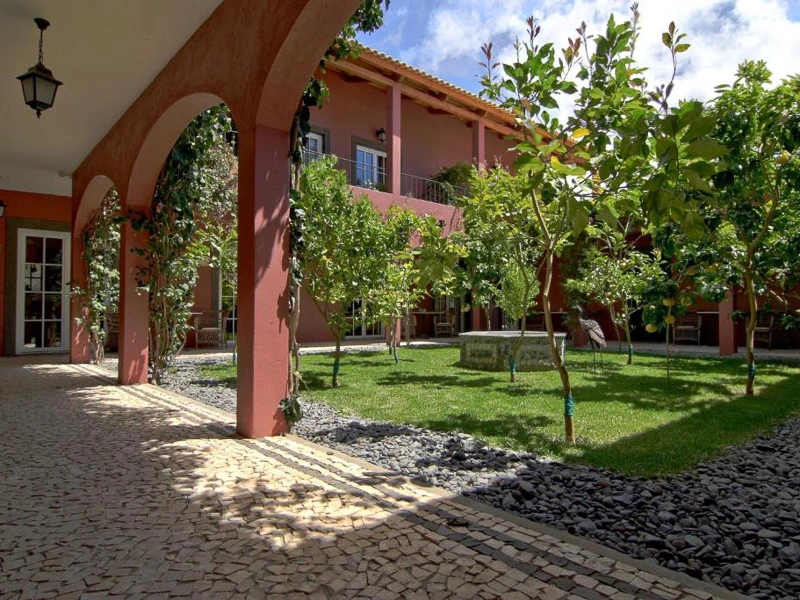 Garten des Hotels an der Westküste