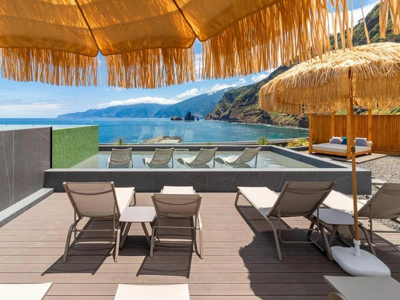 Liegen am Pool im Hotel an der Westküste