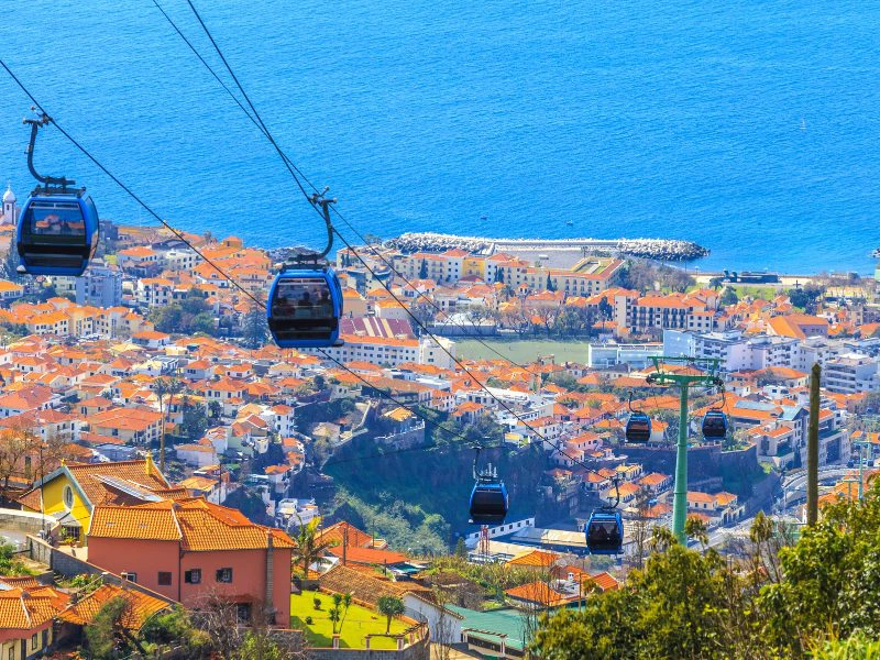 Blick über Funchal mit Seilbahn auf Madeira
