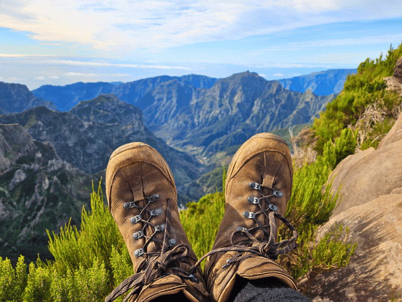 Schuhe vor Aussicht auf Madeira